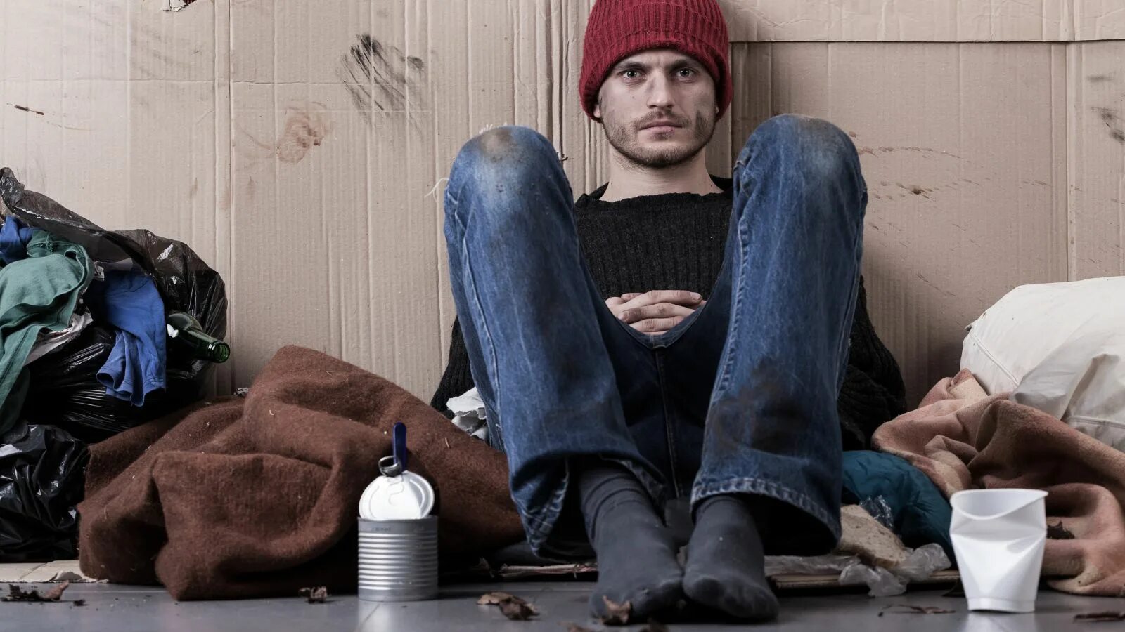 Бедный мужчина. Грустный бомж. Нищета мужиков. Нищета мужиков. Нищий.