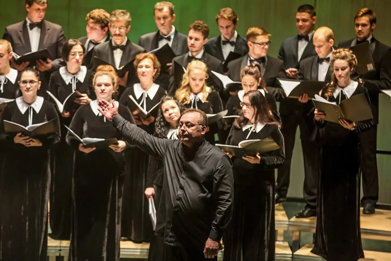 Хормейстер хор попова анатолий. Академический хор новосибирской консерватории. Дирижер- хоровик елена ананьина. Дирижер руководитель хора. Дирижер хормейстер лия.