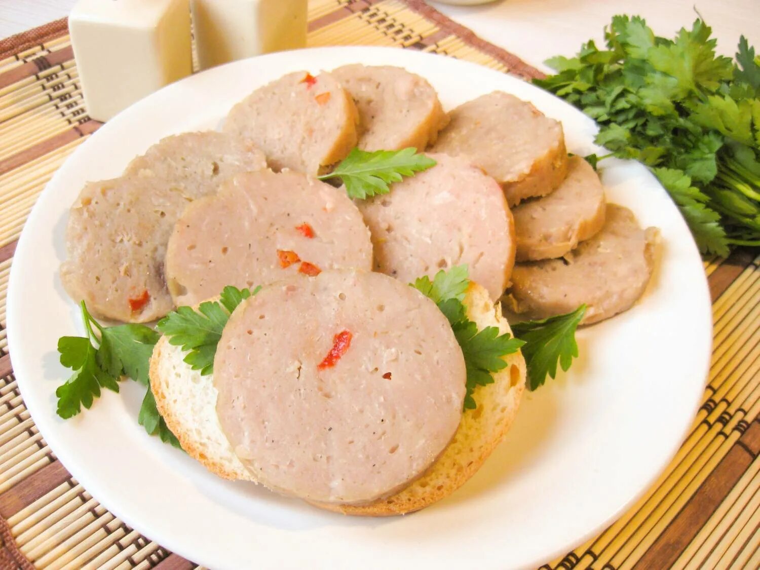 Вареная колбаса рецепт с фото. Домашняя куриная колбаса. домашняя вареная колбаса. домашняя гусиная колбаса. домашняф куріная ковбаса.