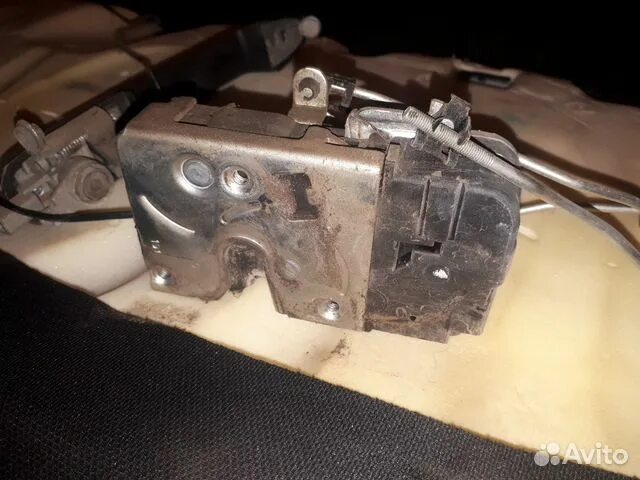 Тяга замка водительской двери гранта. Гранта не открывается водительская дверь снаружи. Не открывает ручка двери гранта. Кнопка двери задка 2114. Замок лада калина ручка внутри.