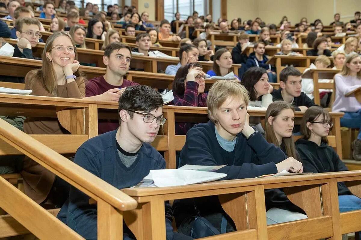 Школьники. День открытых дверей в вузах. Политех универ экскурсии. ВК образование в вузах. Первая неделя в университете