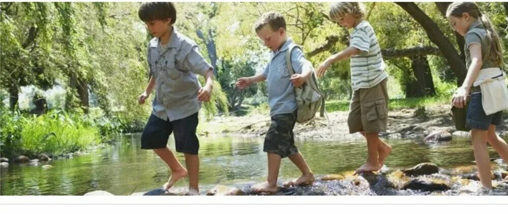 Мальчишки на речке. Мальчик на реке. Дети идут на речку. Мальчик у ручья.