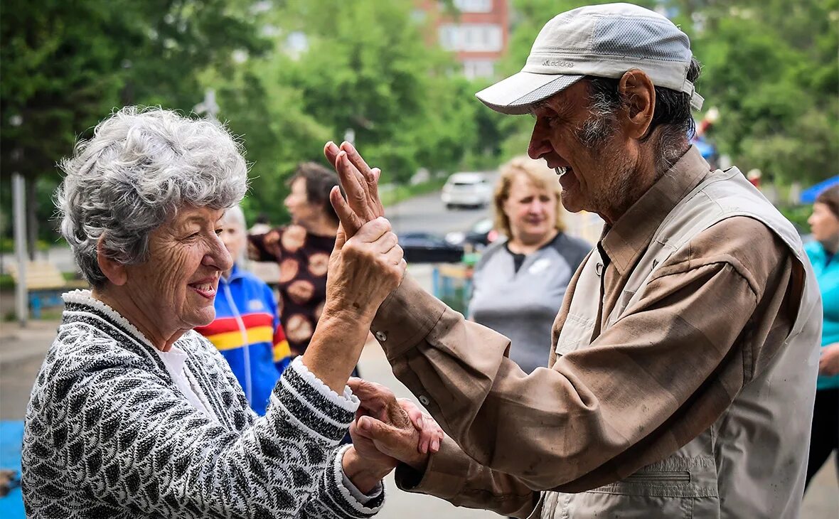 пенсионер с деньгами. предпенсионеры. маленькие пенсии. встреча пожилых людей. пенсионеры.