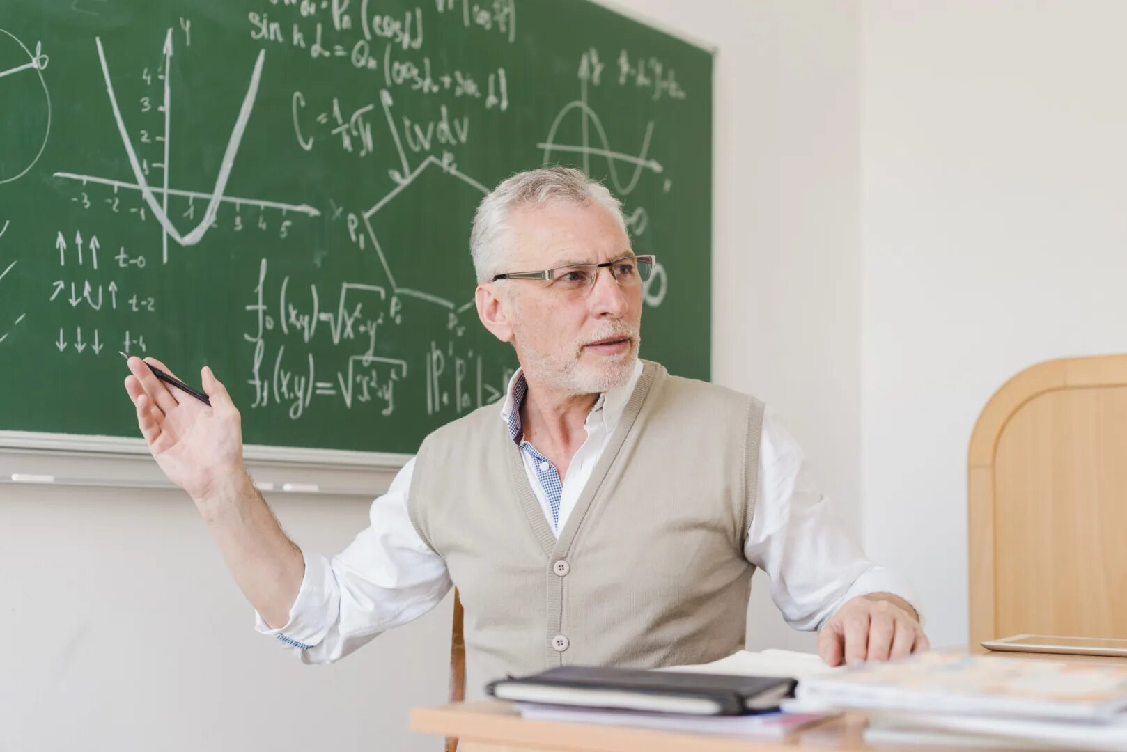 Fpe teachers. Креативный педагог. Fpe teachers. Женщина преподаватель. Учитель у доски.