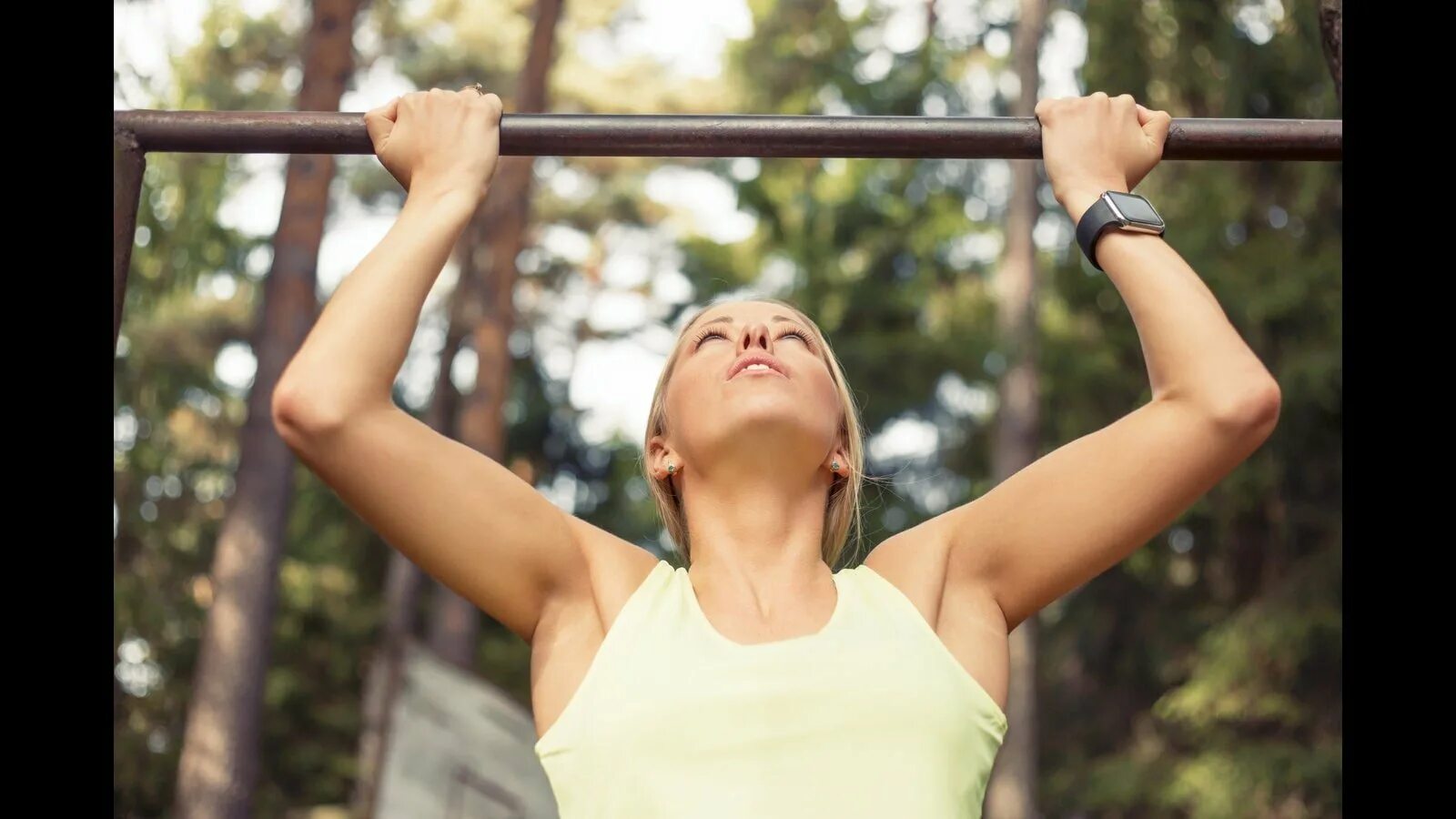 Подтягивание. Вис на турнике для позвоночника. Упражнения для увеличенияросста. Девушка подтягивается. Упражнения для подтягивания.