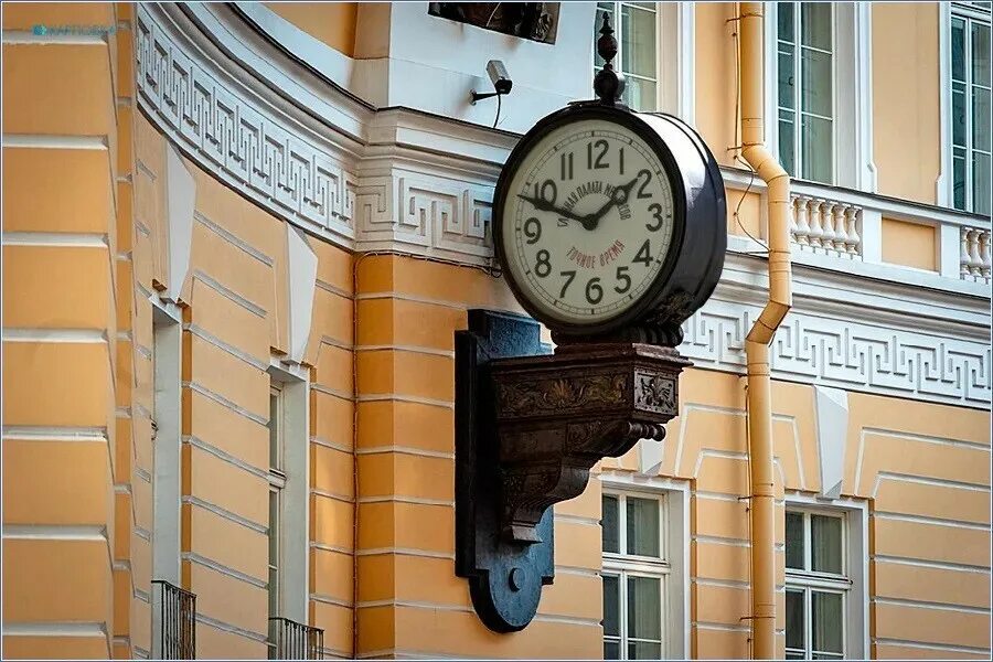 Который час в питере. Часы менделеева на арке главного штаба. часы арки главного штаба спб. часы на арке главного штаба в санкт-петербурге. арка главного штаба часы.