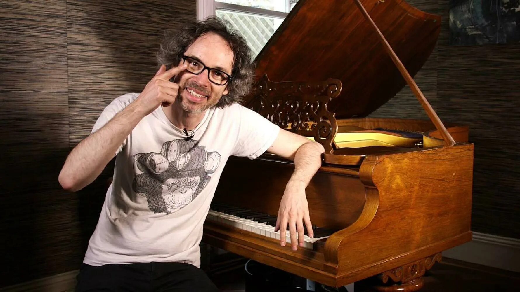 Tom plays piano. James Rhodes pianista. Пианист. Труд пианиста. Родес пиано Маршал.