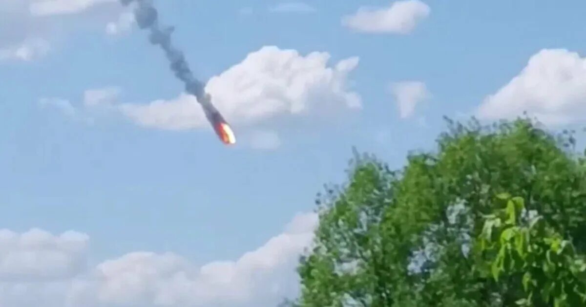 Второй сбитый самолет. Истребители России. Истребитель бомбит. Падающий вертолет.