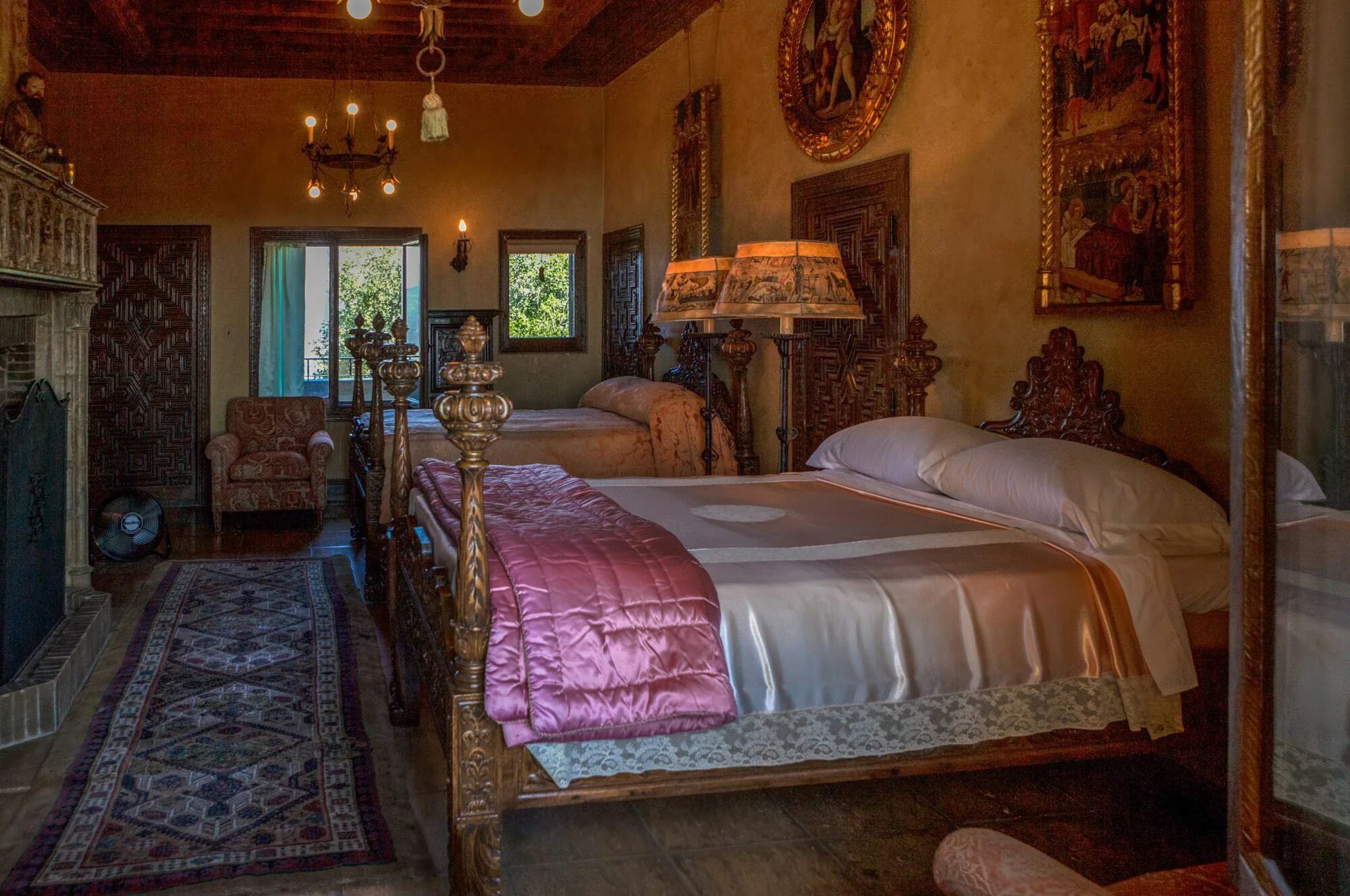Old bedroom. Будуар Викторианская Готика интерьер. Hearst Castle спальни. Спальня в старинном стиле. Спальня в стиле замка.