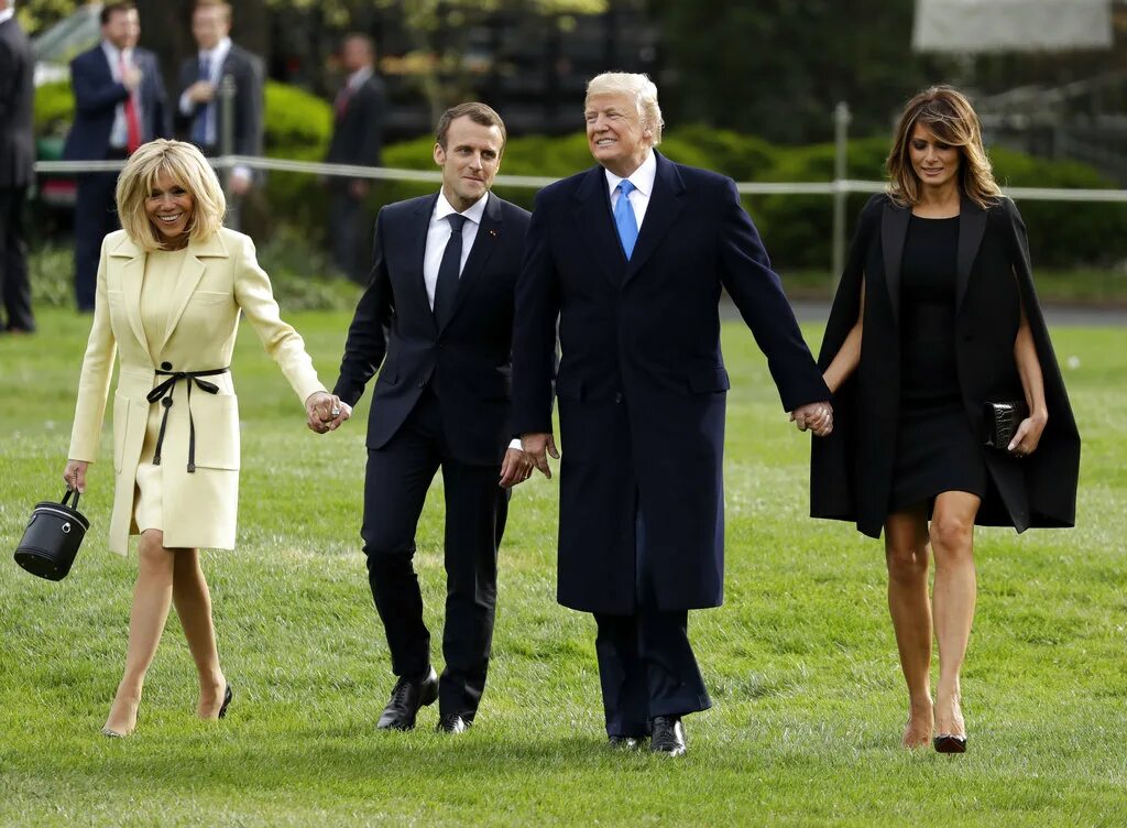 Леди франции брижит макрон в молодости. Президент франции макрон и его жена. Жена президента франции макрона. Жена президента франции макрона в молодости. Президент франции эммануэль макрон с женой.