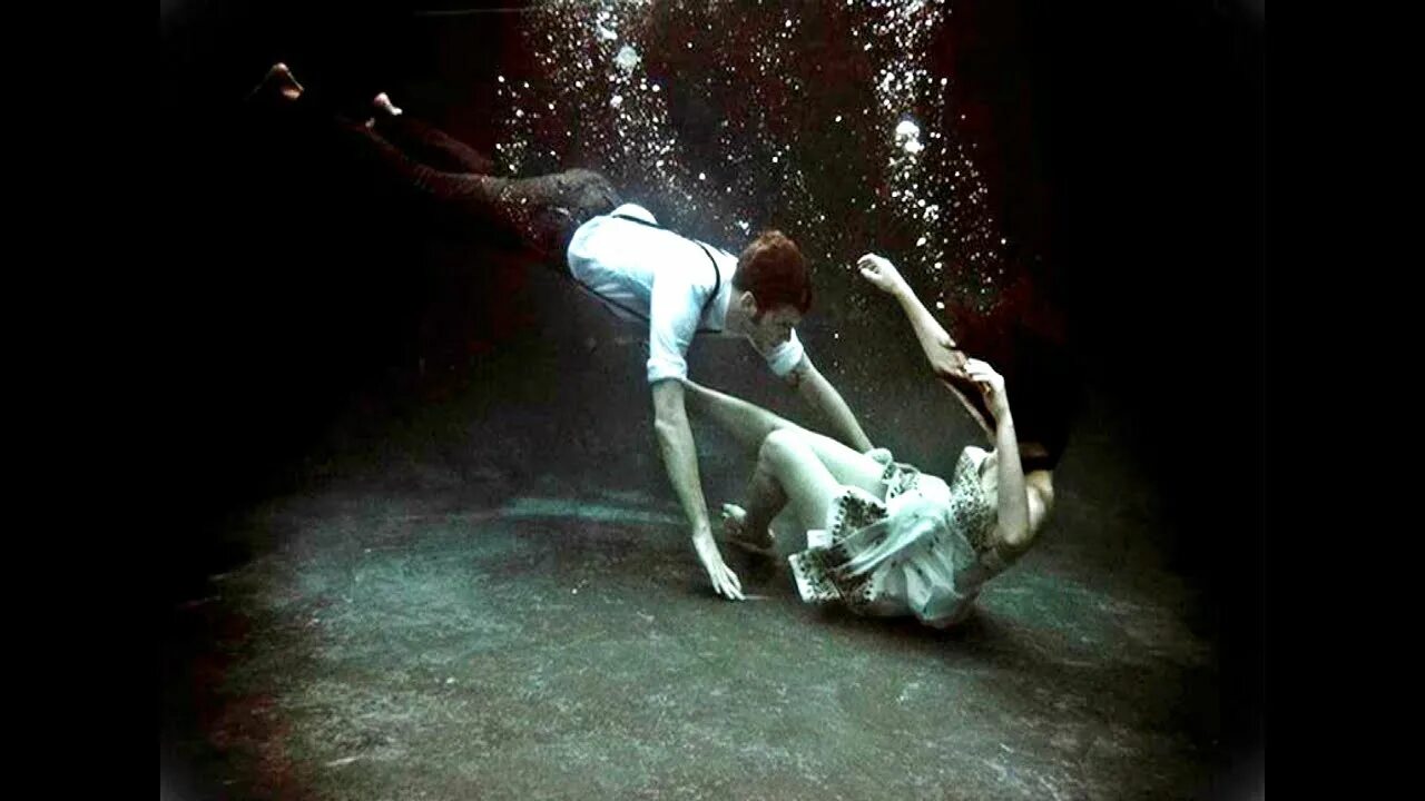 Танец с водой. Двое под водой. Любовь в воде. Пара под водой. Мужик спасает девушку