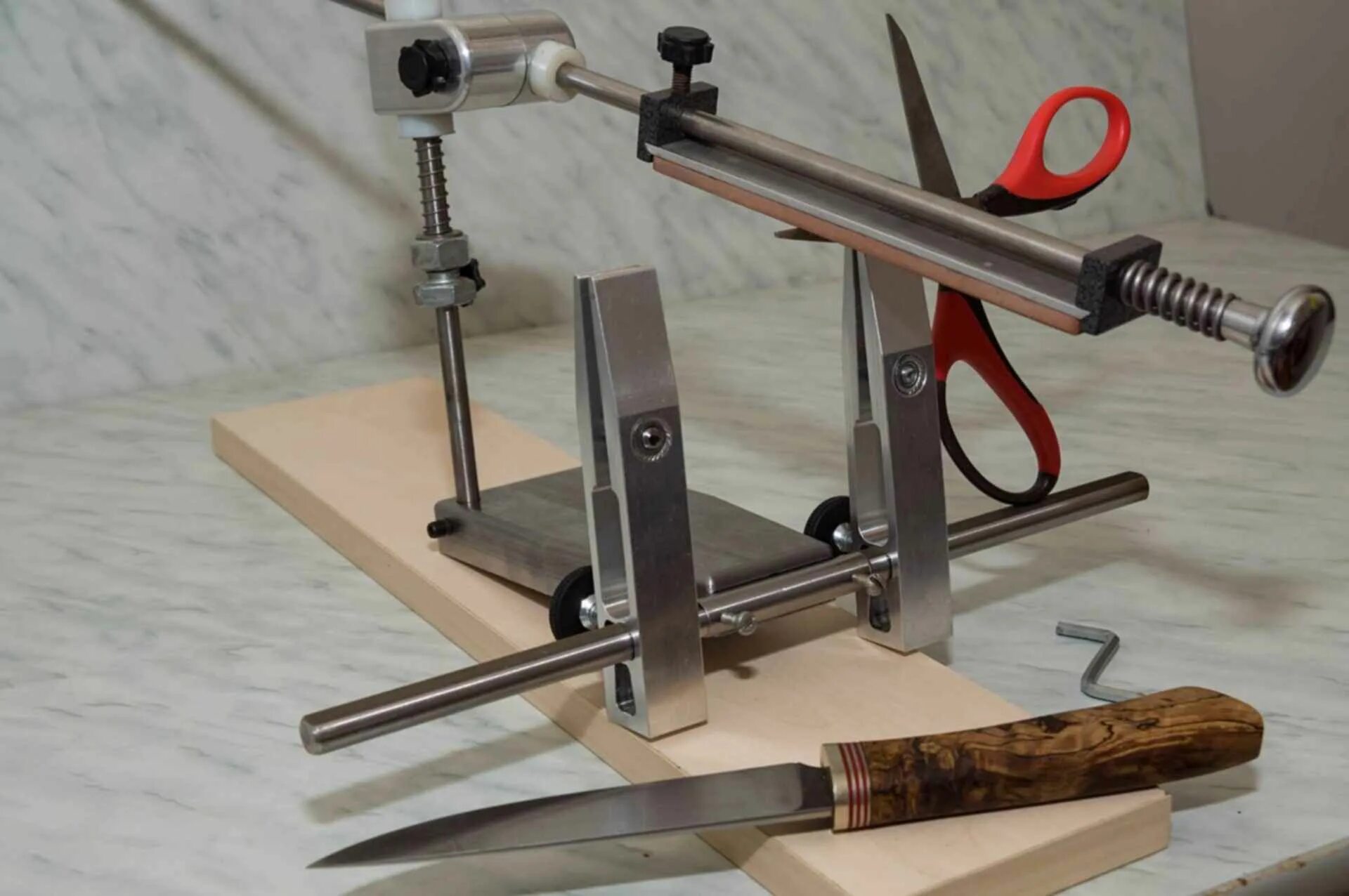 Приспособление для ножей. Точилка для ножей tuotown. самодельная точилка для заточки ножей. самодельная точилка для ножей. шарнирная точилка для ножей.