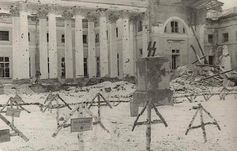 Бу александровский. Александровский дворец в царском селе в годы войны. александровский дворец во время войны. александровский дворец после войны. царское село 1944 год.