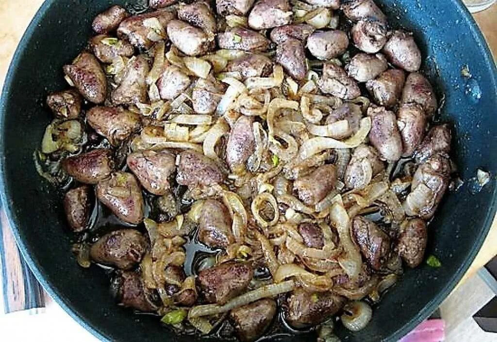 Сколько готовить сердечки на сковороде. Жареные куриные сердечки. тушеные куриные сердечки. куриные сердечки на сковороде. жареные куриные сердечки на сковороде.