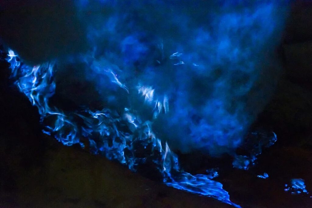 Сгорело синим. Вулкан Иджен Бали. Бали синее пламя вулкан. Голубая лава с сернистым газом. Синий огонь.