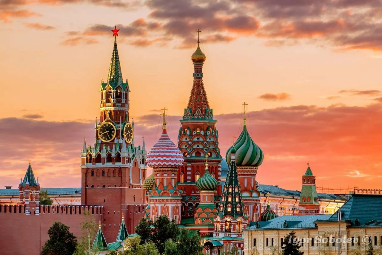 Храм Василия Блаженного Московского Кремля. Москва Спасская башня и храм Василия Блаженного