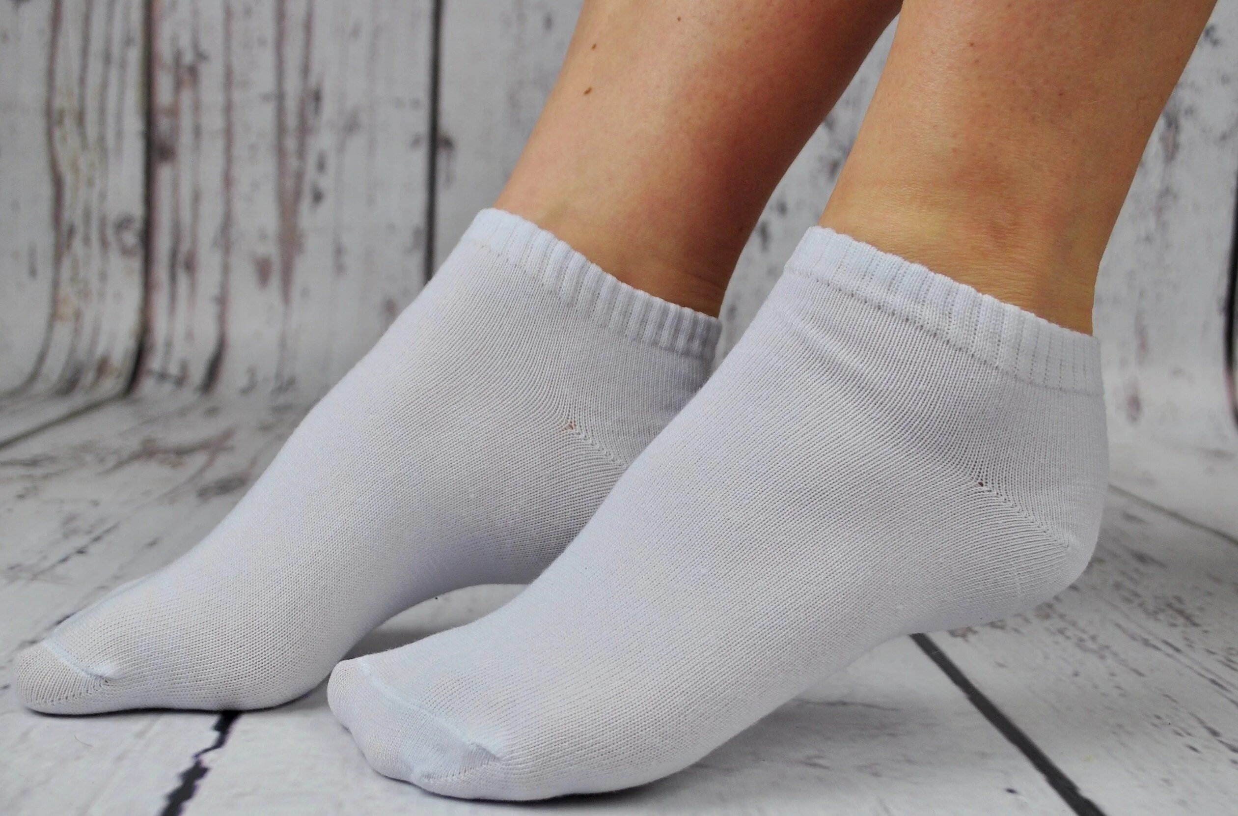 Белые носки. Носки белые женские. Носочки на ножках. Носки на ногах.