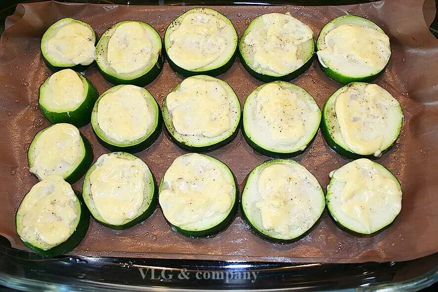 Фаршированный кабачок в духовке с фаршем. Кабачки фаршированные высоцкая. Кабачки дольками в духовке. Фаршированные кабачки цукини. Кабачки кусочками в духовке.