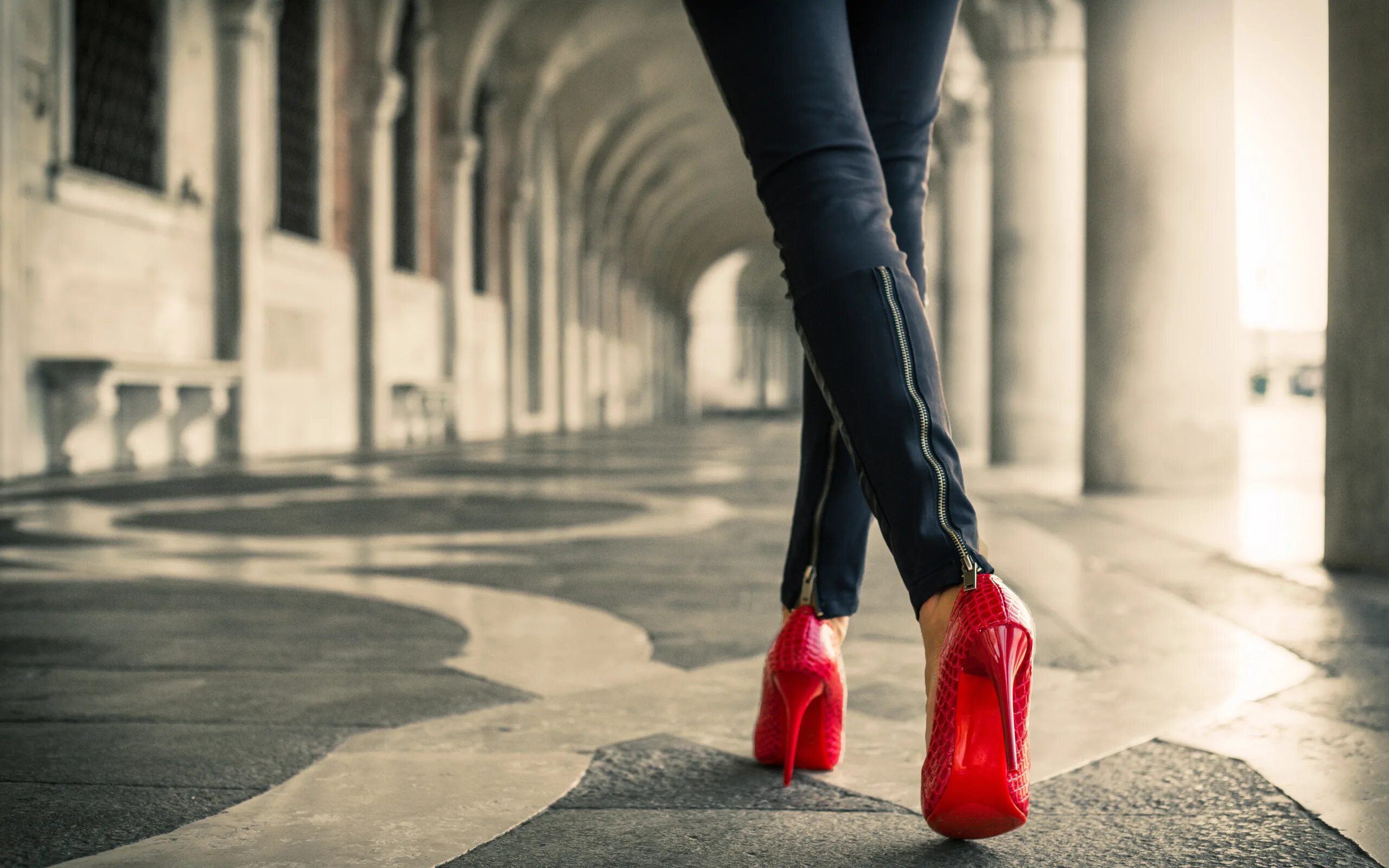 High heels blonde. Девушка в красных туфлях на каблуке. Красивые каблуки. Ноги в туфлях на высоких каблуках. Красные туфли на шпильке.
