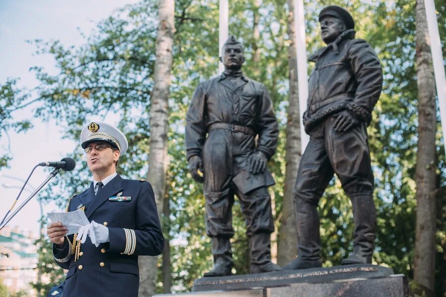 Полк нормандия неман. Полотняный завод памятник Нормандия Неман. Памятник Нормандия Неман в Иваново. Памятник полку Нормандия Неман в Москве около Кремля.