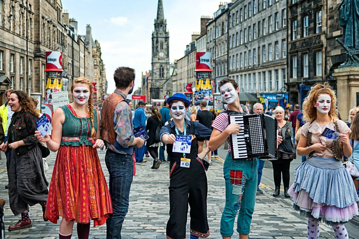 People live in scotland. Эдинбурге фестиваля Fringe. Фестиваль искусств «Фриндж» в Эдинбурге. Эдинбургский фестиваль искусств «Fringe» (Edinburgh Festival Fringe). Фестиваль Фриндж в Великобритании.