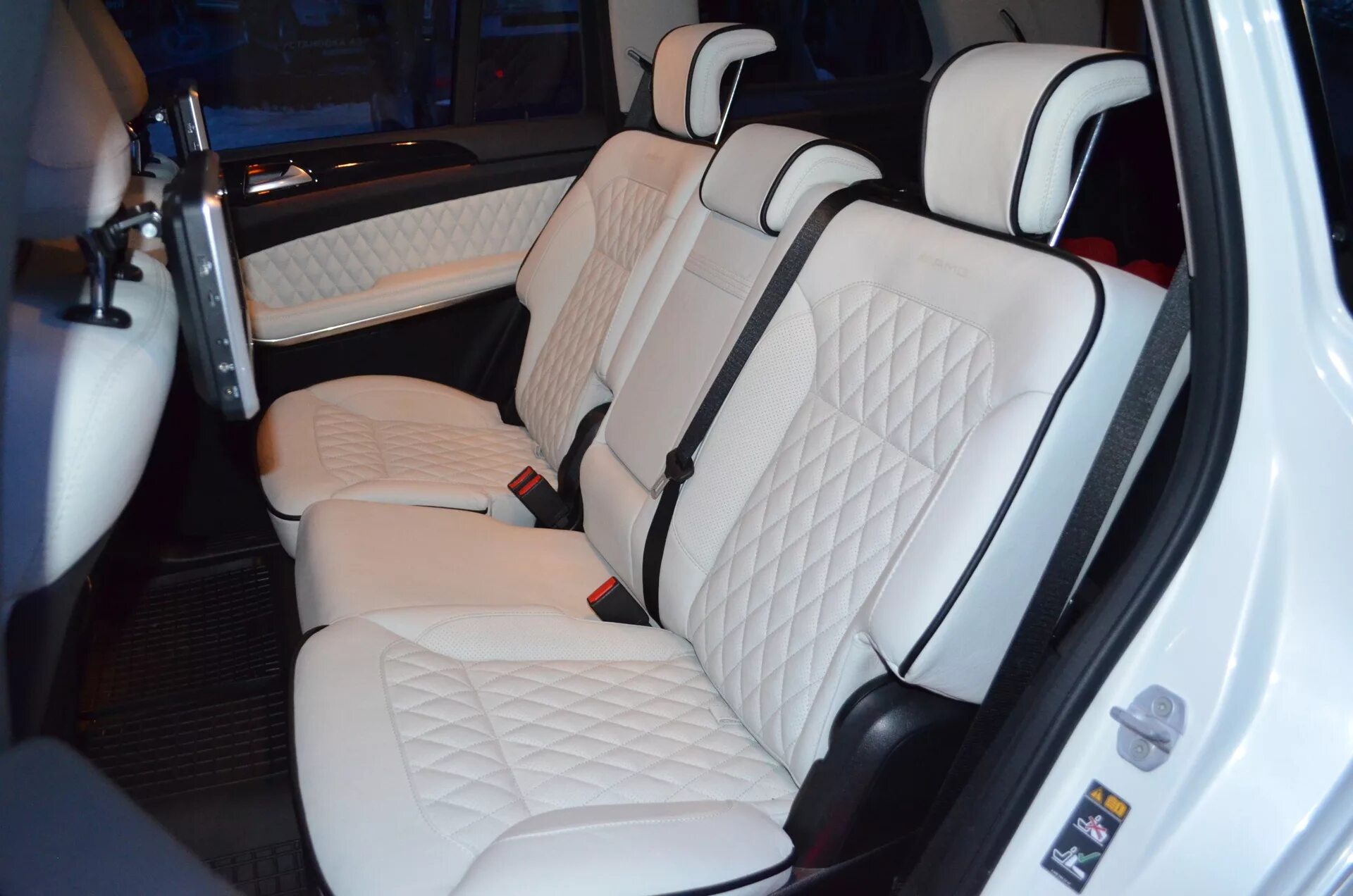 Белый салон в авто. Перешив салона land cruiser 200 белая кожа. сидение белое кожаное. обшивка салона автомобиля белая. белый кожаный салон автомобиля.