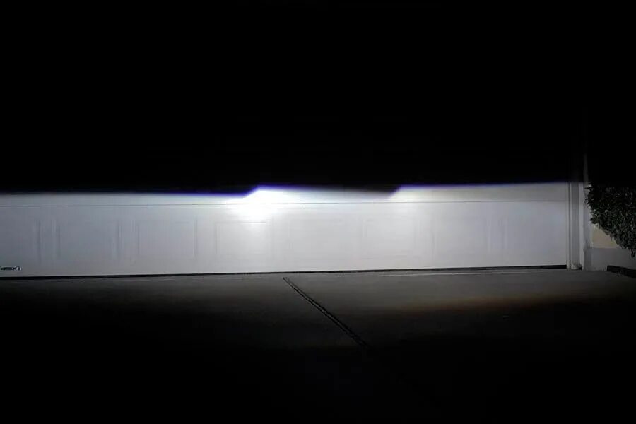 Свет фар после. Граница ближнего света линзованных фар. Регулировка света фар автомобиля Ford Focus 2. Правильная СТГ ближнего света. Светотеневая граница линзованных фар.