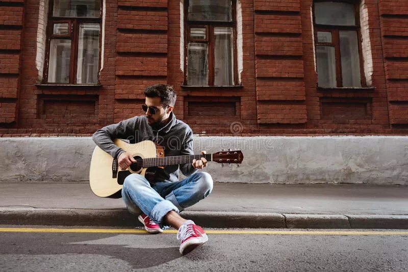 Гитарист на улице. Парень с гитарой на улице. Музыканты на улице. Фотосессия с гитарой на улице.