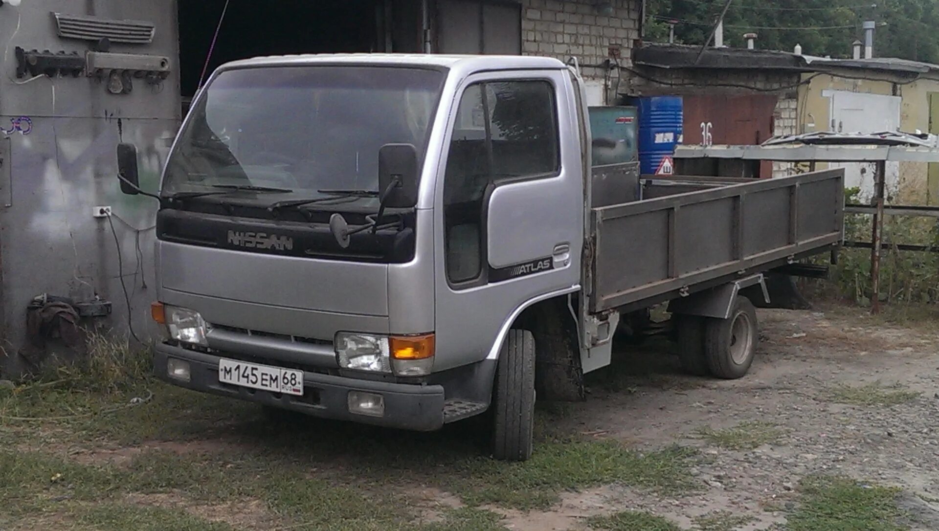Автомобиль ниссан атлас