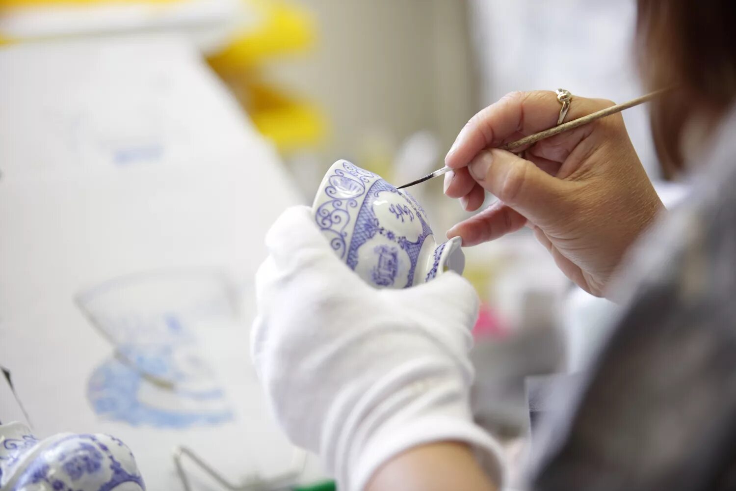 фарфоровые фигурки как делаются. производство фарфора. шликерное литьё керамики технология. цех по изготовления фарфора. как делают фарфоровые.