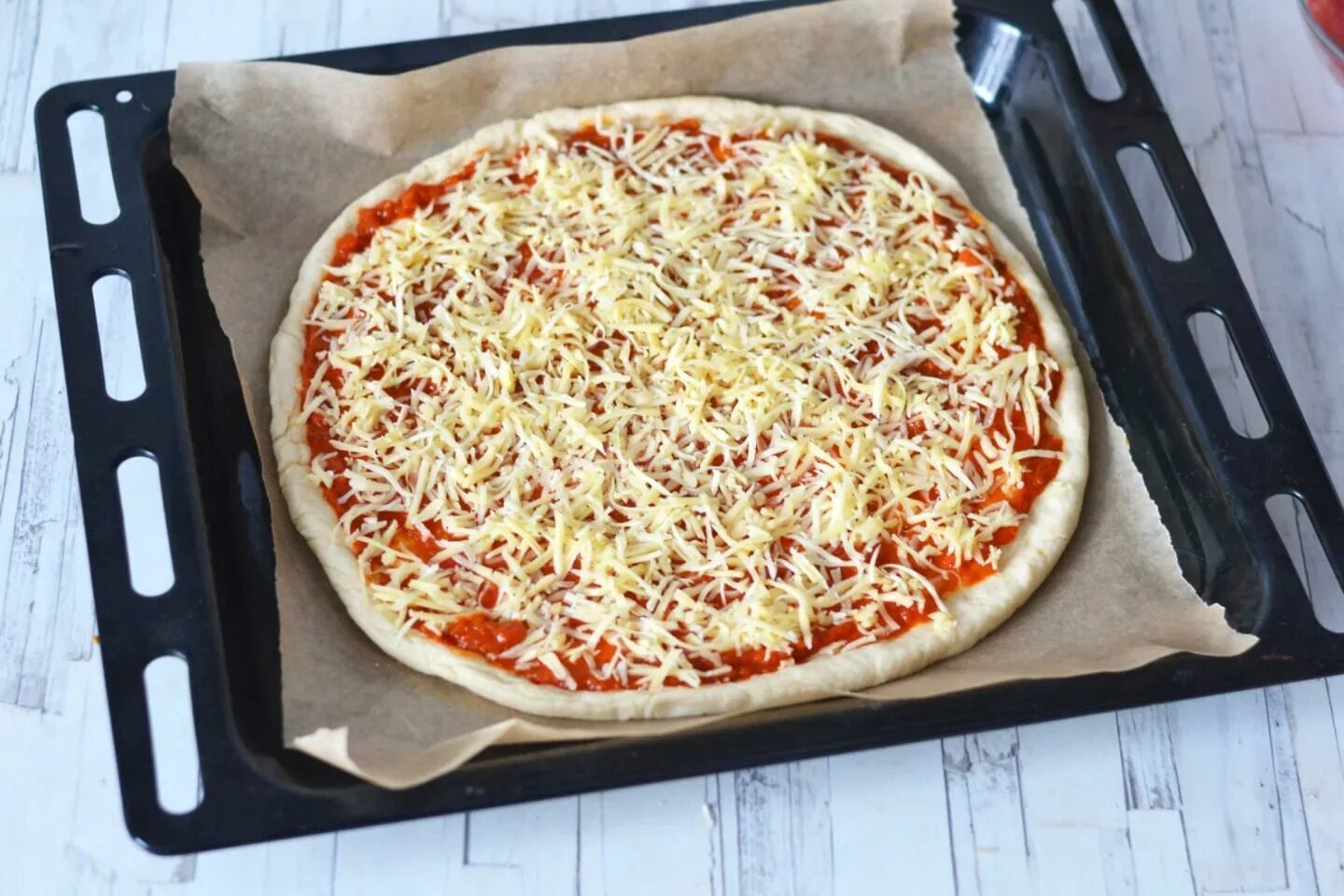 На каком тесте пицца лучше. Пицца домашняя. Пицца в духовке. Пицца домашняя в духовке. Домашняя пицца пепперони в духовке.