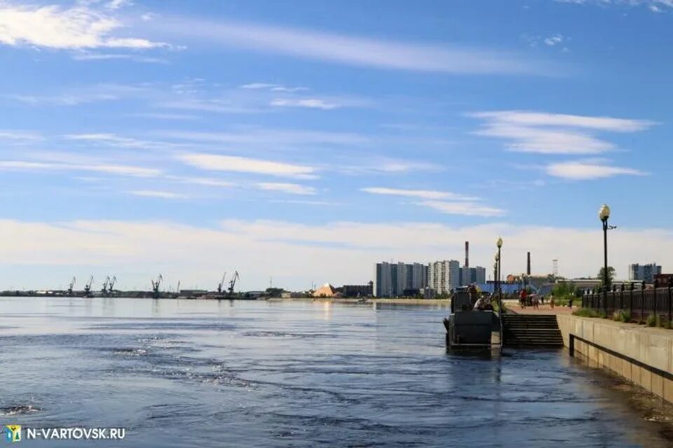 Сургут обь вода. Река Обь Нижневартовск. Набережная реки Обь Нижневартовск. Нижневартовск Церковь на реке Обь. Река Обь Нижневартовск свысока.