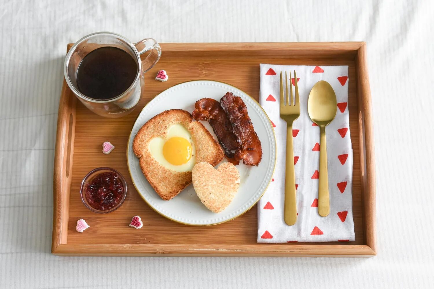 Обед в постель. Романтический завтрак. Красивый завтрак. Поднос завтрак. Шикарный романтический завтрак.