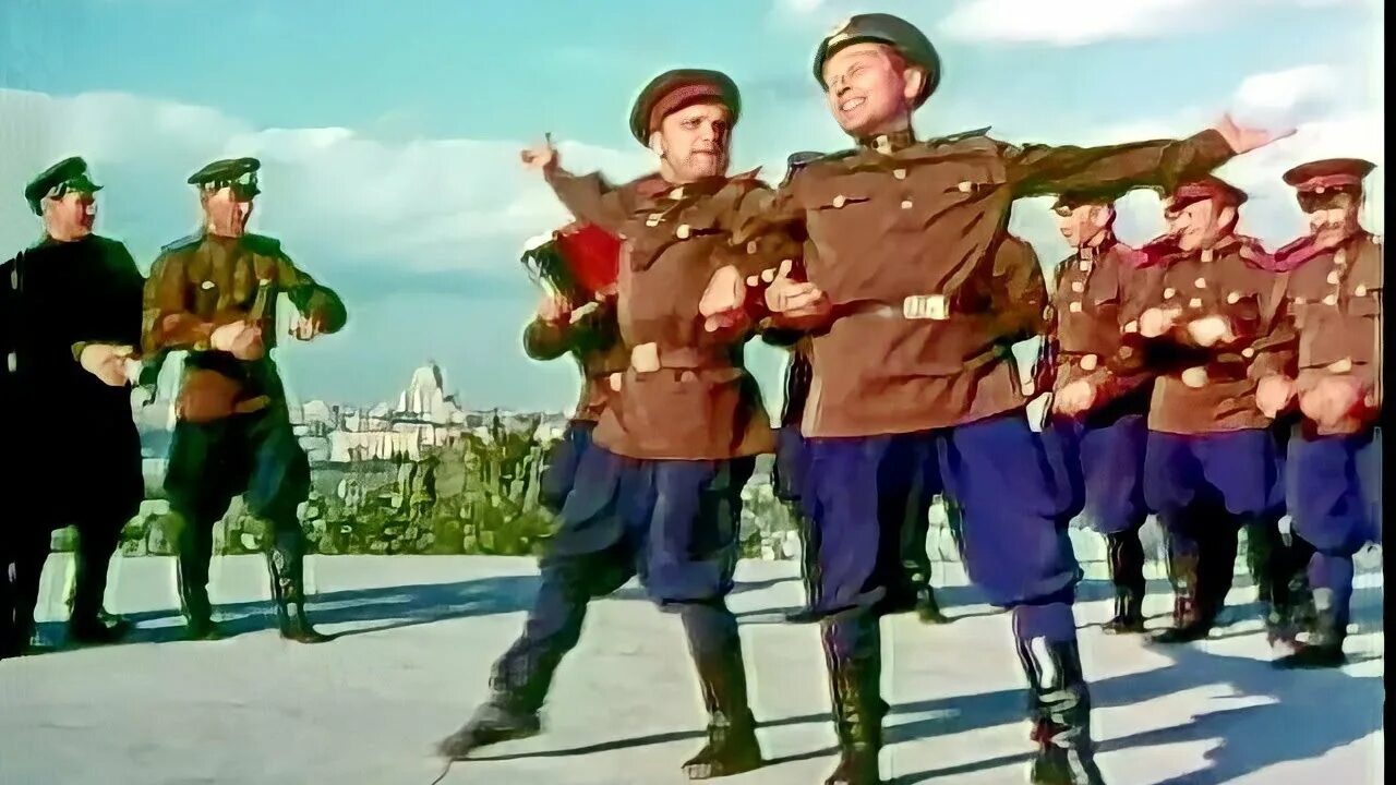 Где солдат танцует. Солдатский танец 1965. Ансамбль Александрова танцы 1965. Солдатская пляска. Советские солдаты пляшут.