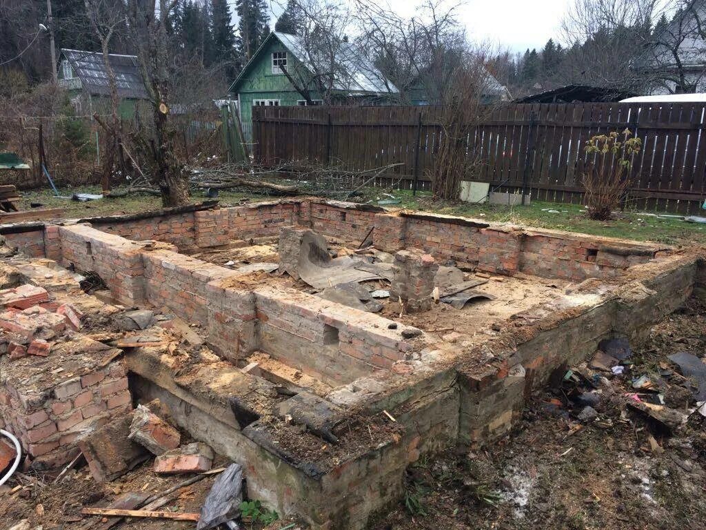 Новый дом вокруг старого. Фундамент из старого кирпича. Строим дом вокруг старого. Дом с фундаментом. Строим дом вокруг старого дома.