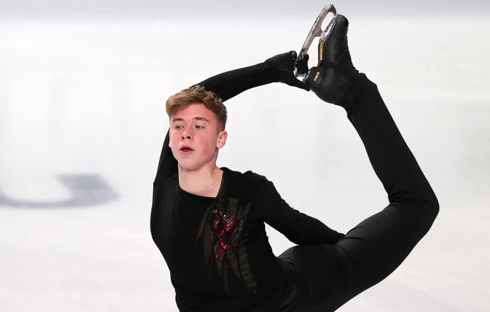 Фигуристы парники. Медведева фигуристка. Алиса лозко фигуристка. Фигуристы возраст. Фигурное катание вид спорта.