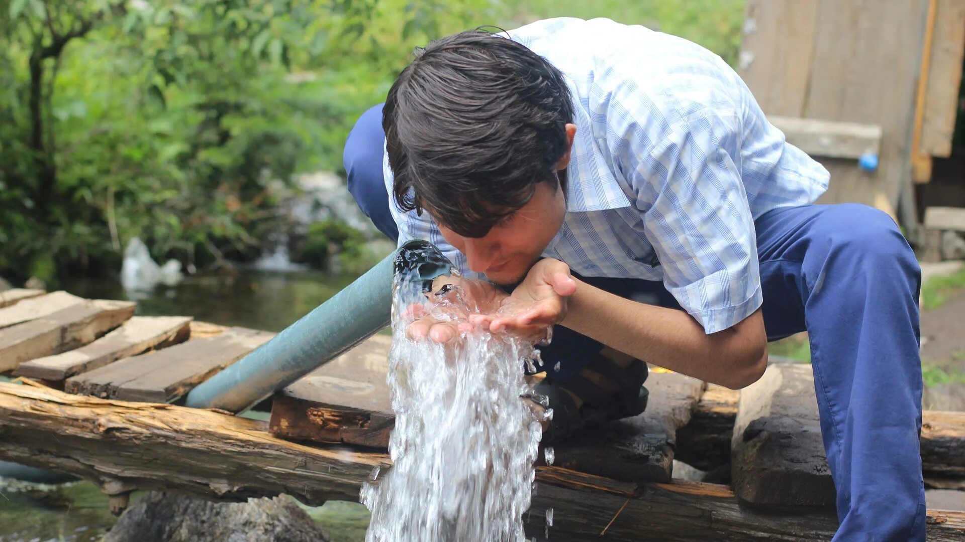 Источник воды. Человек пьет воду из родника. Человек пьет из ручья. Вода и человек.