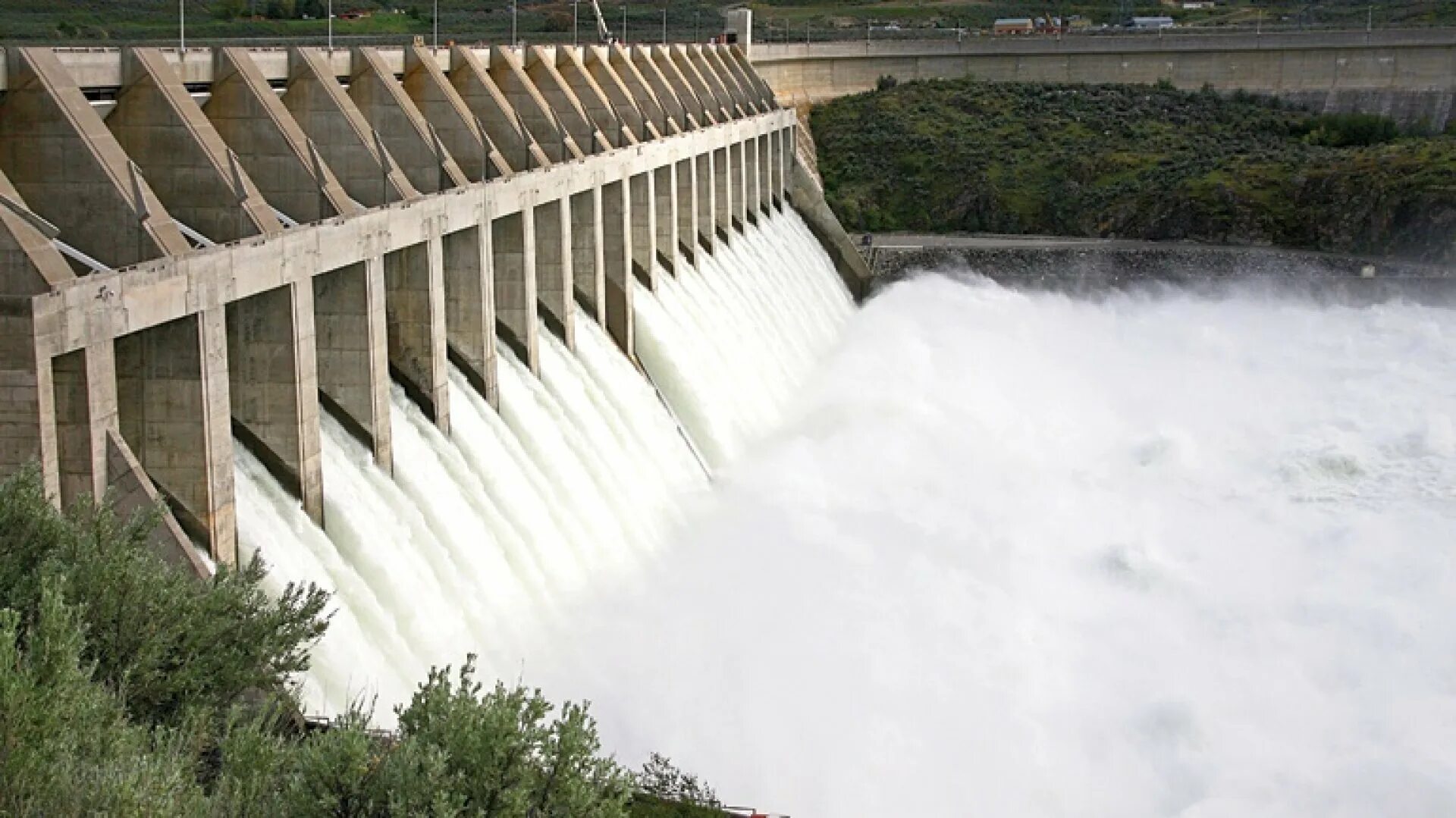 На каких реках построены гидроэлектростанции. Намахвани ГЭС. Гидроэлектростанция на Ниагарском водопаде. ГЭС на реке Риони. ГЭС В Тбилиси.