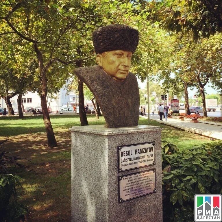 Памятник расула гамзатова в махачкале. Памятник расулу гамзатову в дагестане. Русский драматический театр имени горького махачкала. М. Памятник расула гамзатова в махачкале.