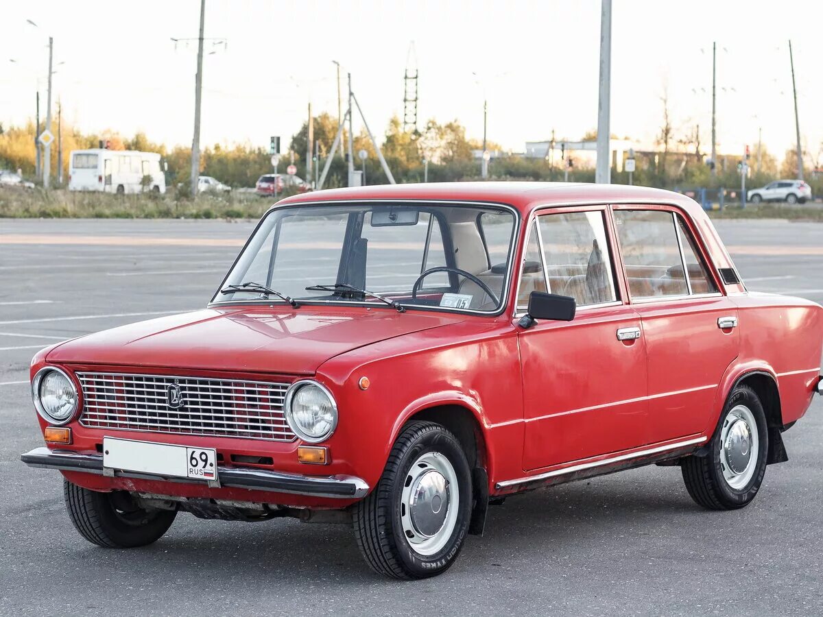 Lada 21011. Ваз 2101 и ваз 21011. Копейка ваз 2101. В каком году вышла копейка. Копейка ваз 2101 жигули.