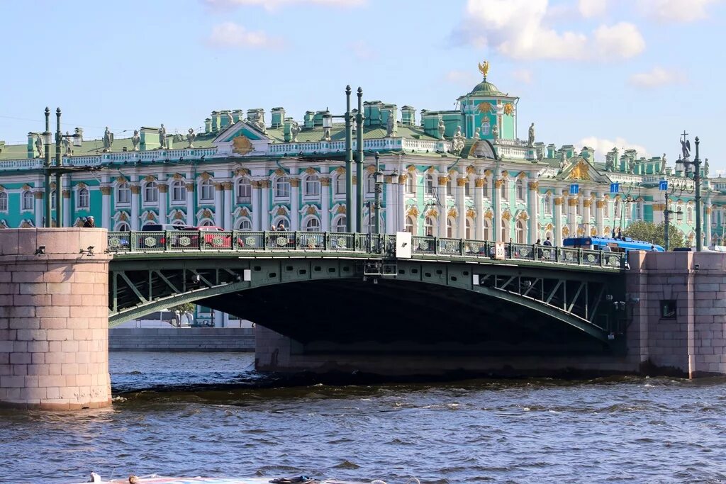 Какое событие связано с дворцовым мостом. Дворцовый мост в Санкт-Петербурге. Дворцовский мост Питер. Дворцовый мост и Эрмитаж. Дворцовый мост в Санкт-Петербурге днем.