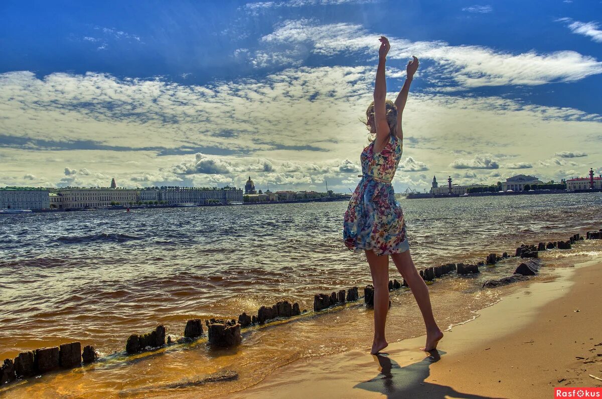 летней девушки питера. летней девушки питера. красотки на улице. позы для уличной фотосессии. фотосессия на крыше.