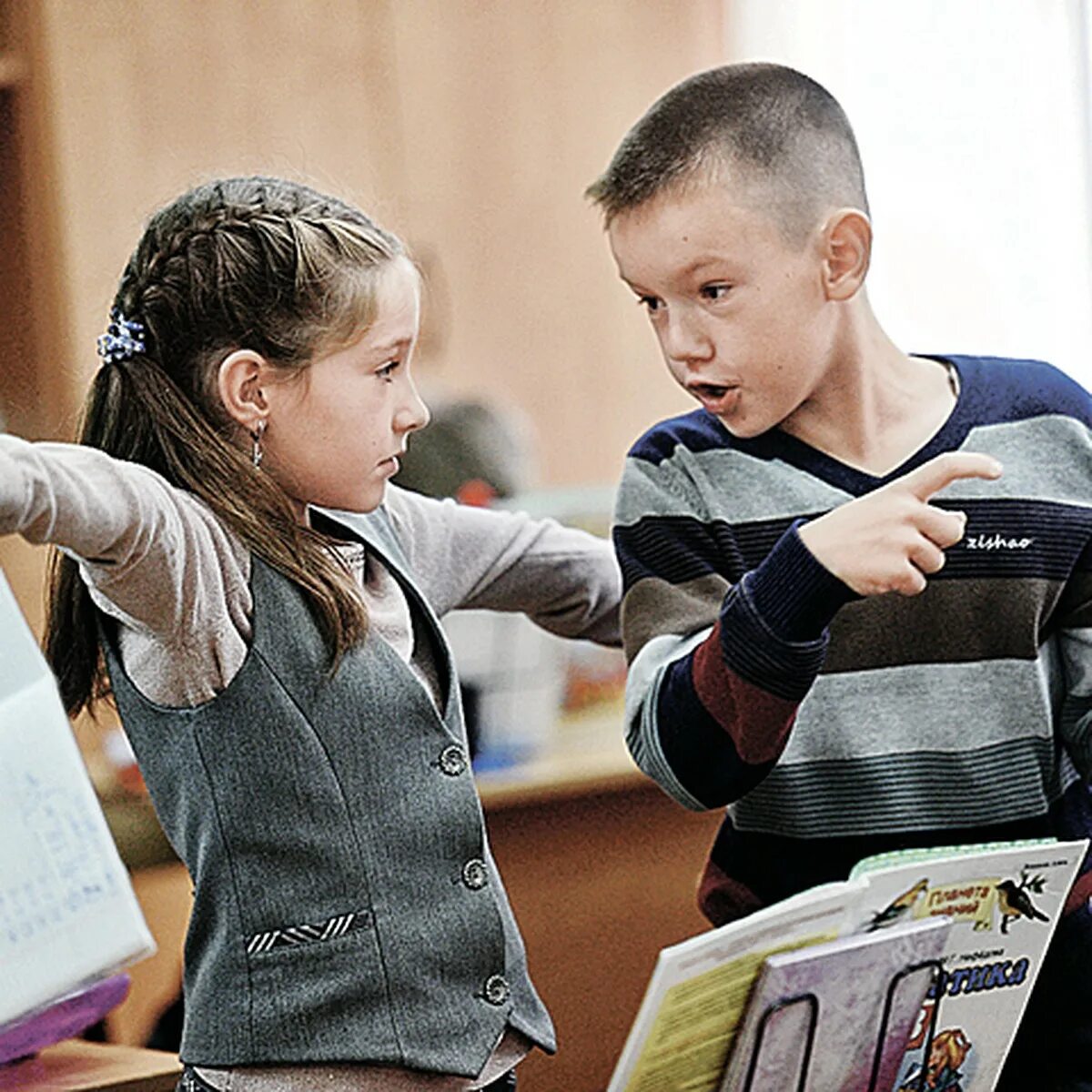 Смена школы в начальной школе. Платные занятия в школе. Троечник в школе. Дети в школе на перемене. Девочка списывает.