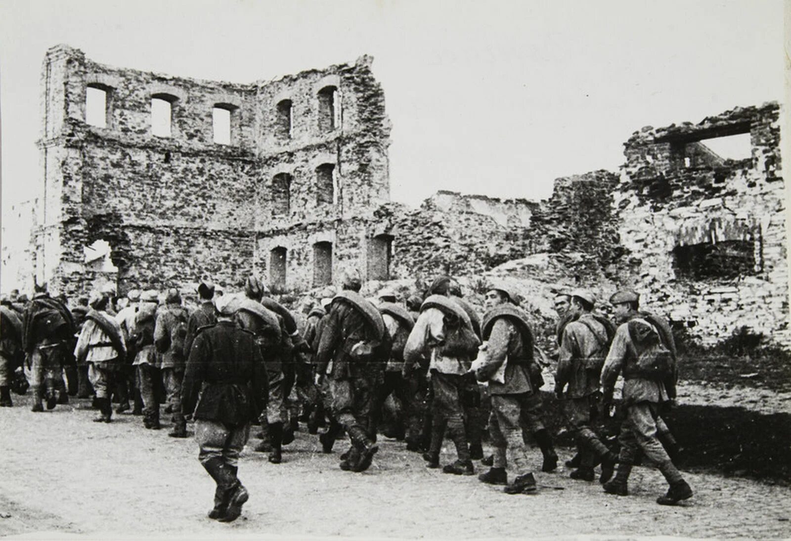 Прошедшие дорогой войны. Бой за город Сталино 1941. Освобождение Мариуполя 1943. Шахты Донбасса после войны 1941-1945. Донецк в годы войны 1941-1945.