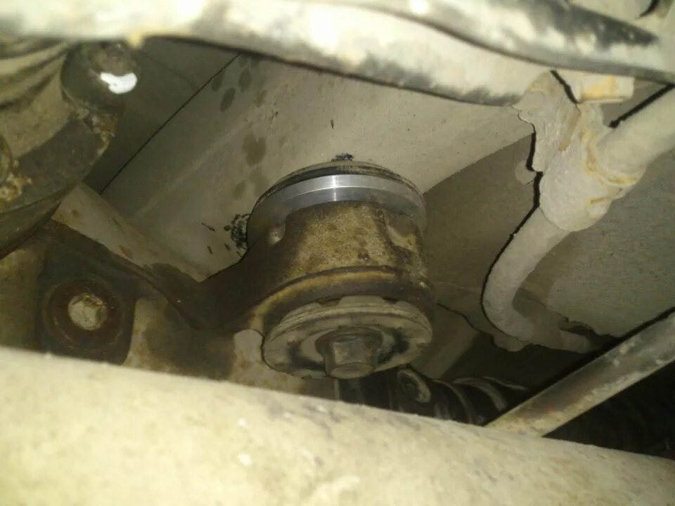 Замена подушек заднего редуктора. Подушка заднего редуктора jzx100.