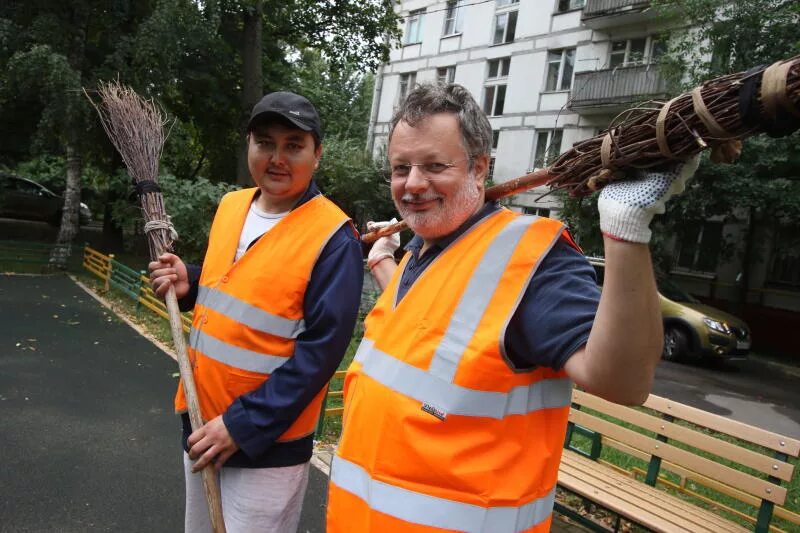 Работа в москве от прямых работодателей дворник. Дворник ГБУ Жилищник. ГБУ Жилищник района Свиблово. Элитный дворник. Уборщик дворник.