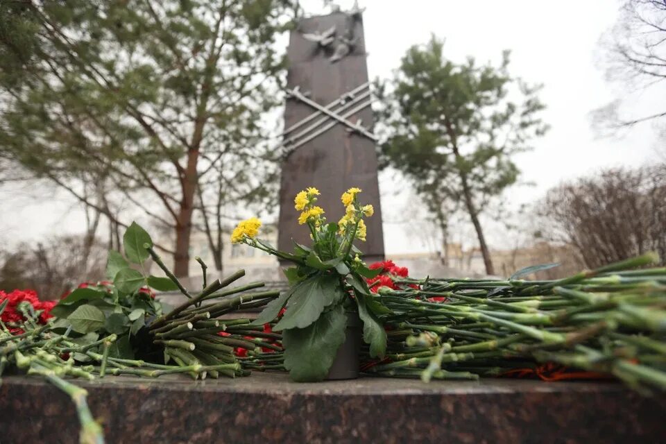 Памяти узников фашистских концлагерей. Памятники Великой Отечественной войны. Международный день освобождения узников фашистских концлагерей. Памятник жертвам фашизма. Багратионовск мемориал узникам концлагеря.