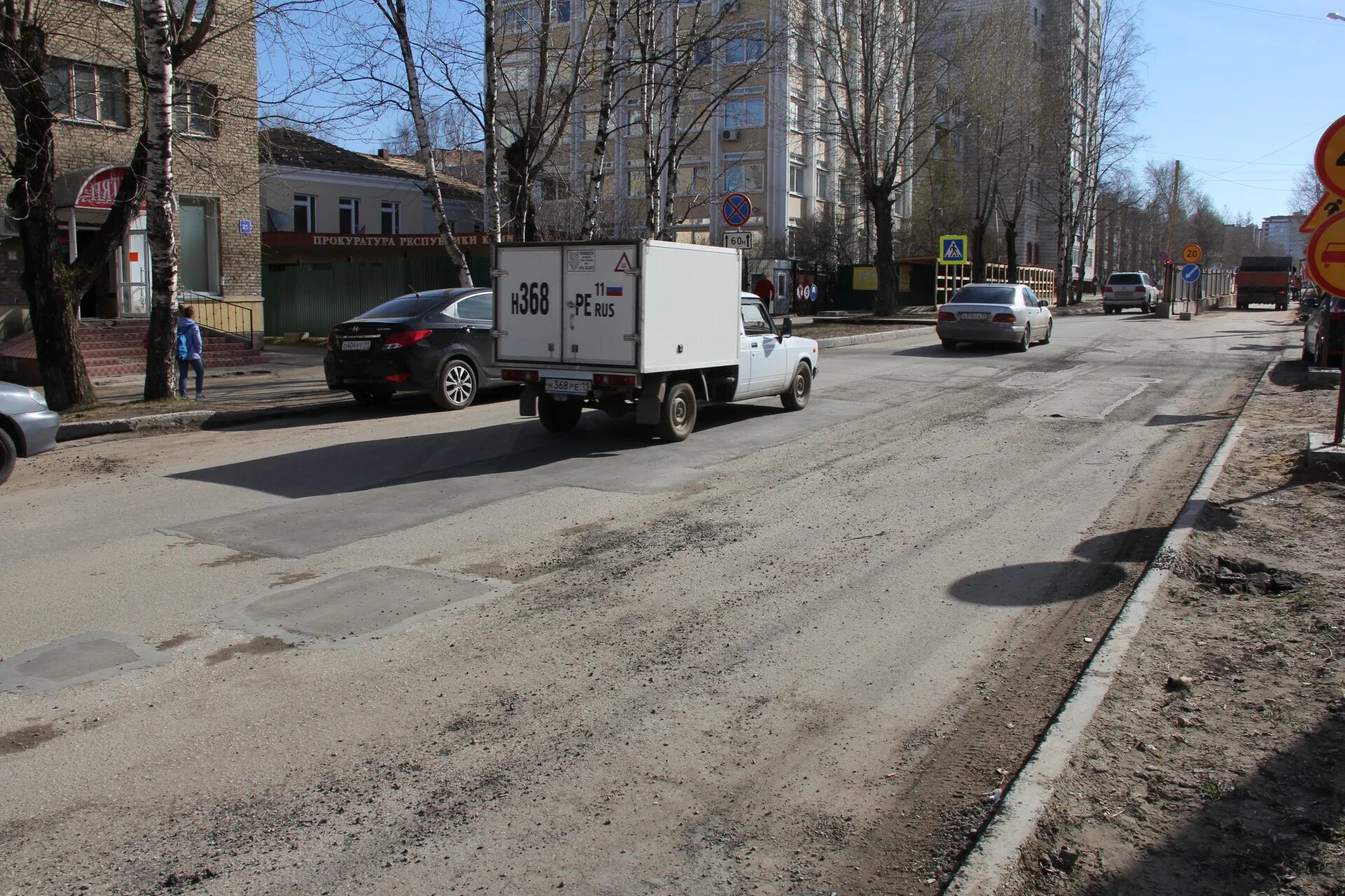 Интернациональная 100 сыктывкар. Ремонт эжва. Сыктывкар доринвест дорожники. Доринвест сыктывкар. Дом быта сыктывкар магазины цокольный этаж.