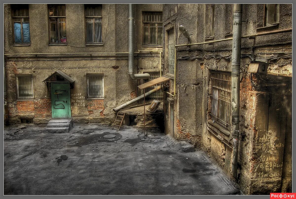 в стенах угрюмого города. призрак софьи перовской в санкт-петербурге фото. двери настежь песня. старые дворы санкт-петербурга.