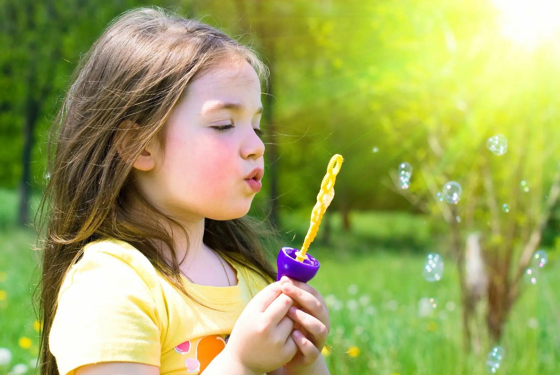 Little девочка. Дети и мыльные пузыри. ребенок дует. дети и природа. девочка.